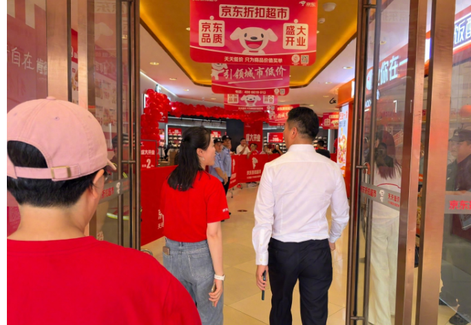 刘强东现身江苏宿迁，京东折扣超市今日在当地“四店同开”