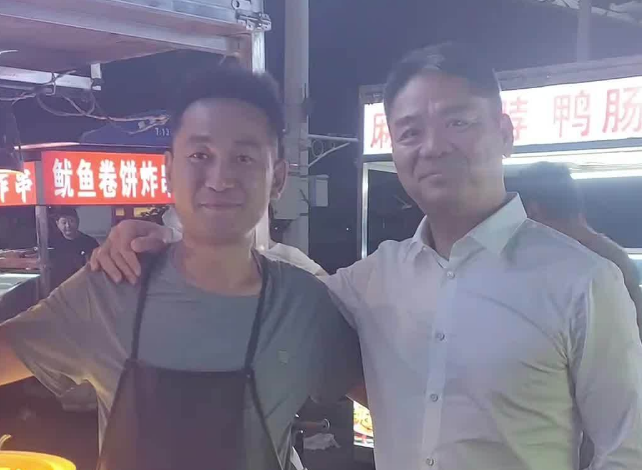 京东刘强东现身苏超观众席，为宿迁队主场迎战淮安队加油助威